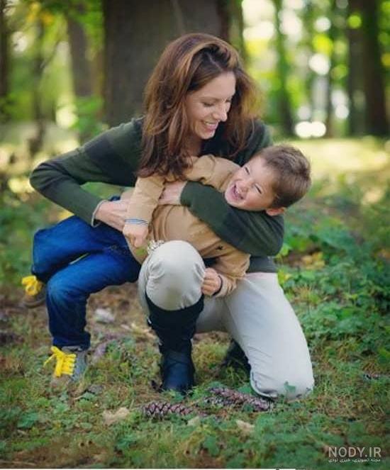  عکس مادر در طبیعت با کودک