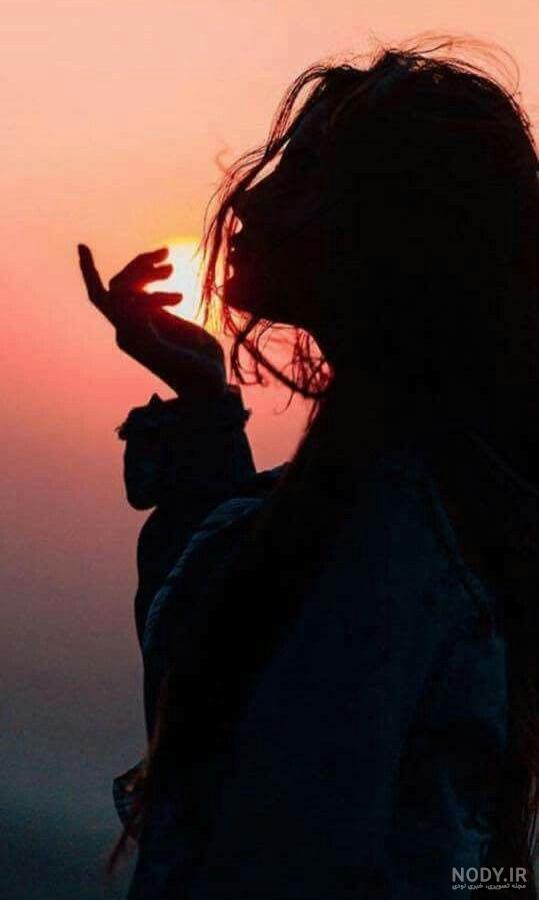 عکس دختر تنها در حال نوشتن عکس دختر تنها در حال نوشتن