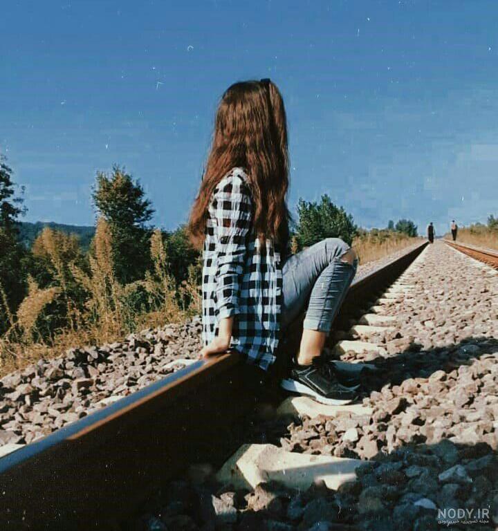 عکس دختر تنها در غروب پاییز عکس دختر تنها در غروب پاییز