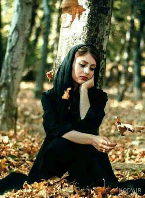 عکس دختر در باران پاییزی