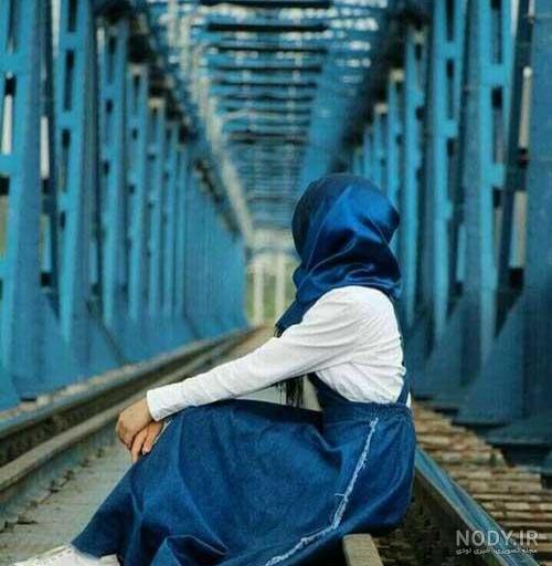 عکس زن غمگین تنها