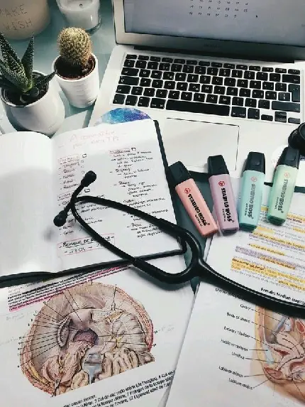 عکس کتاب پزشکی برای پروفایل