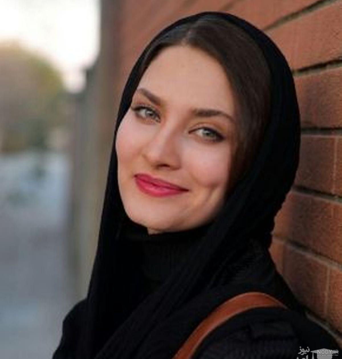 عکس دختر چشم آبی با موهای مشکی عکس دختر چشم آبی با موهای مشکی