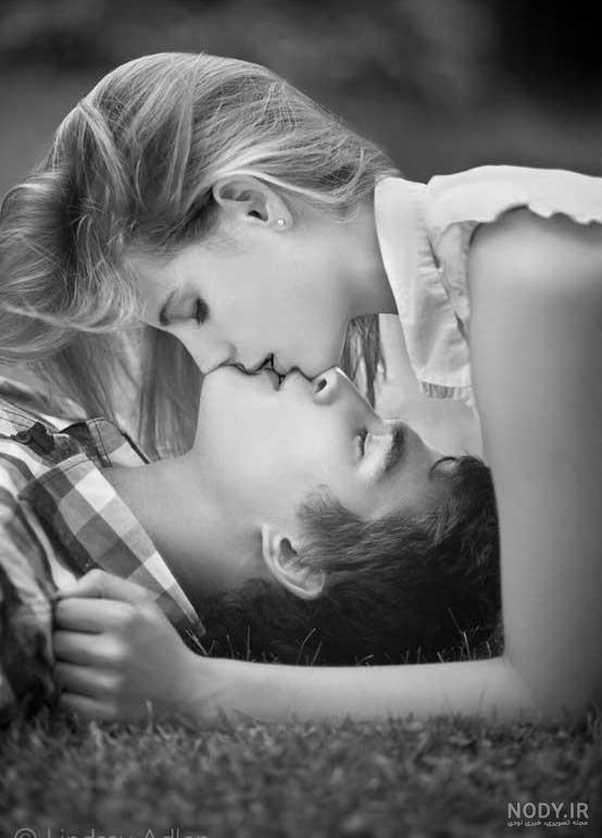 ژست عکس دونفره عاشقانه در طبیعت
