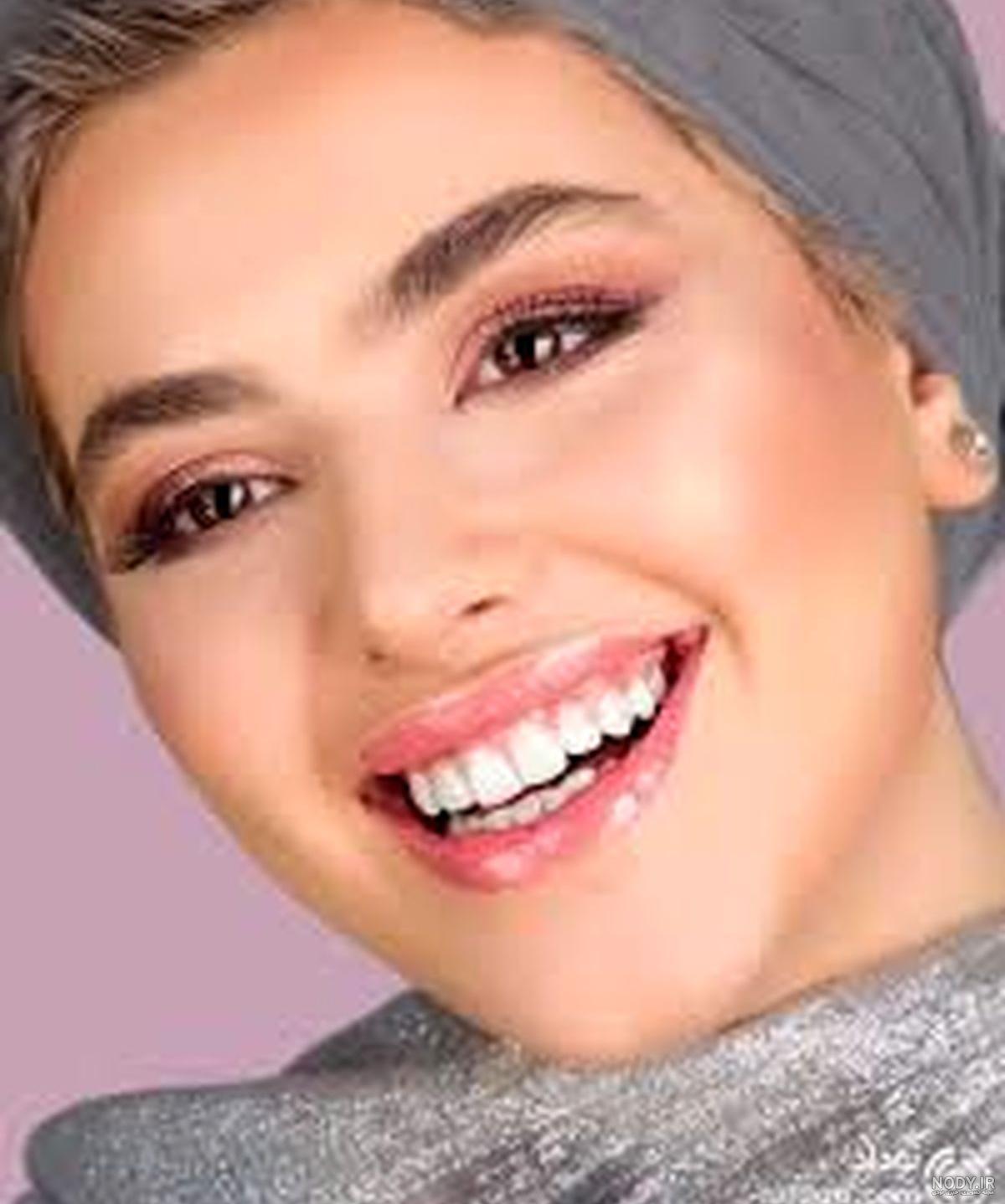 عکسهای ریحانه پارسا با شلوارک عکسهای ریحانه پارسا با شلوارک