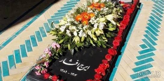 عکس تزیین سنگ مزار با گل