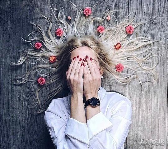 عکس دختر تنها در کافه