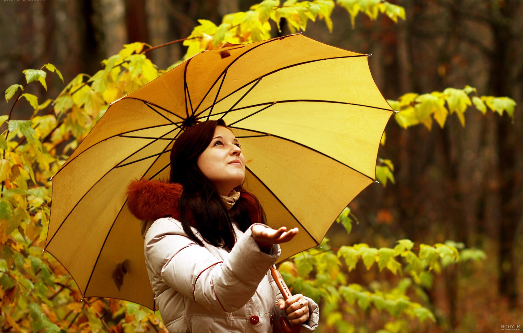 عکس دختری با چتر زیر باران