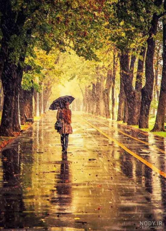 عکس دختری با چتر زیر باران