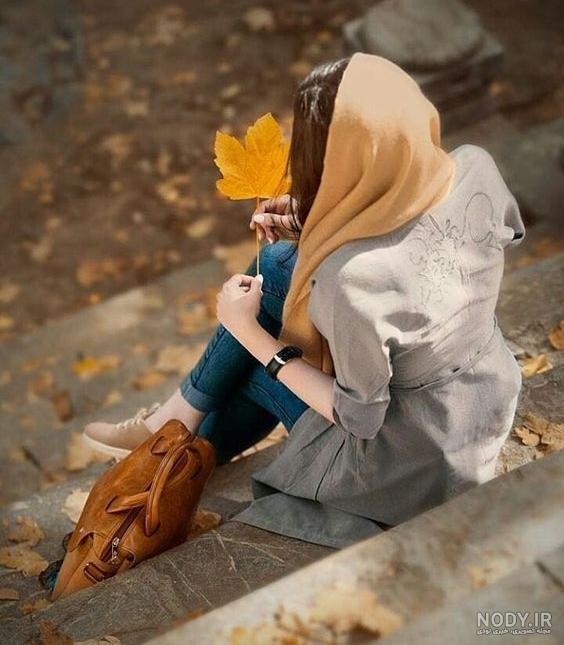 ژست عکس پاییزی در جنگل