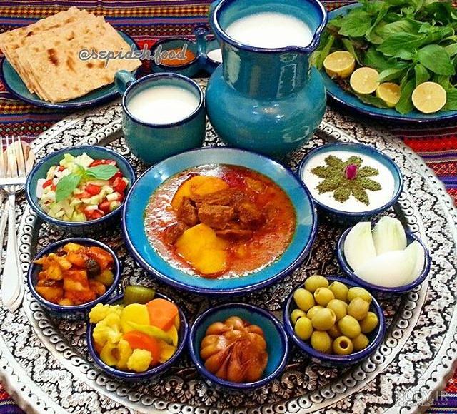 تزیین سفره غذا برای مهمان