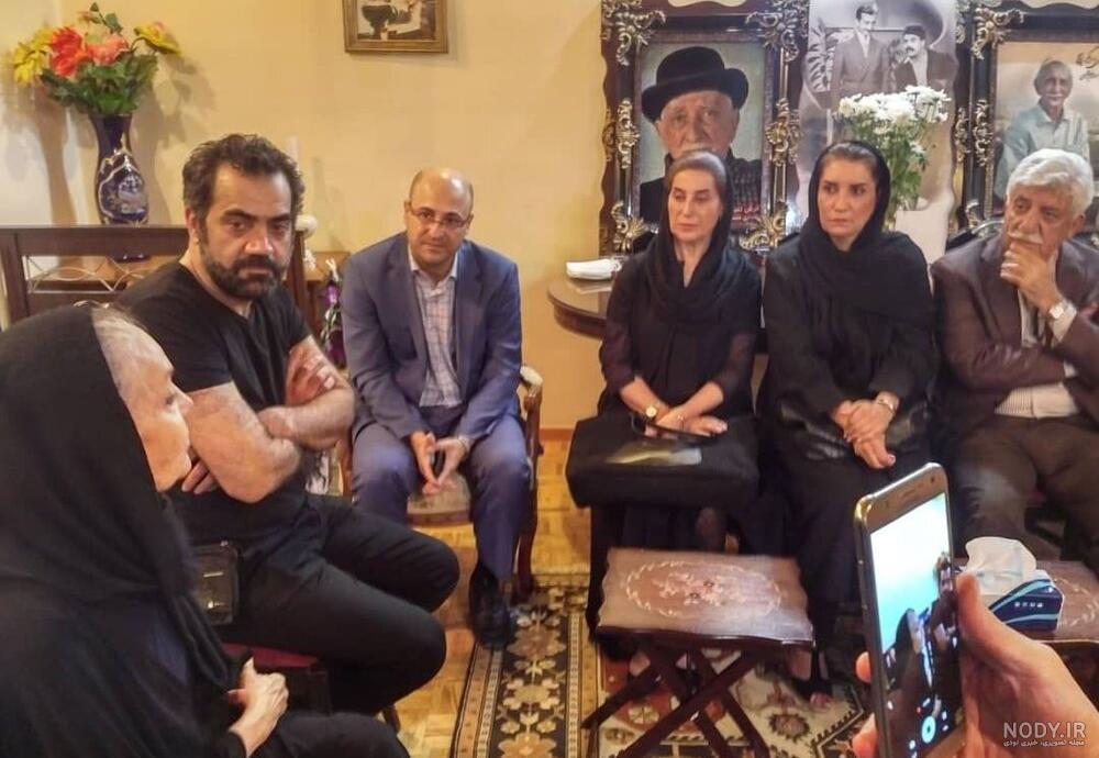 فرزندان داریوش اسدزاده در مراسم خاکسپاری فرزندان داریوش اسدزاده در مراسم خاکسپاری