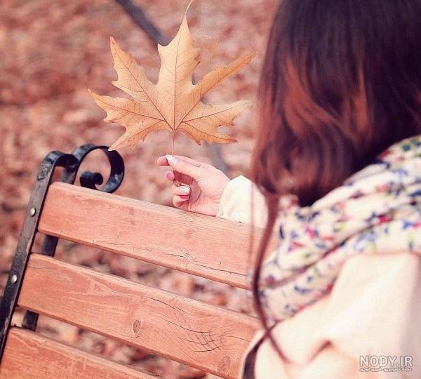 عکس برگ در دست دختر