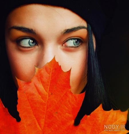 عکس برگ پاییزی روی آب