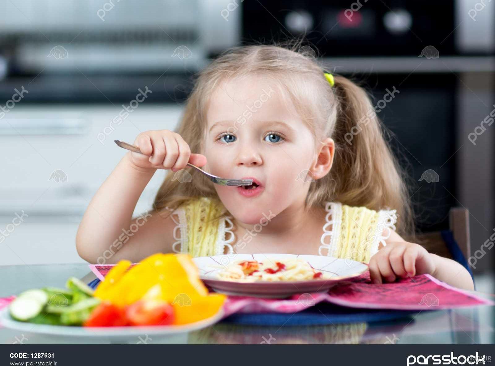 عکس نقاشی کودک در حال غذا خوردن