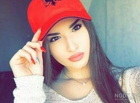 عکس دختر با کلاه کپ و تیپ اسپرت