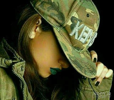 ژست عکس با کلاه کپ پسرانه