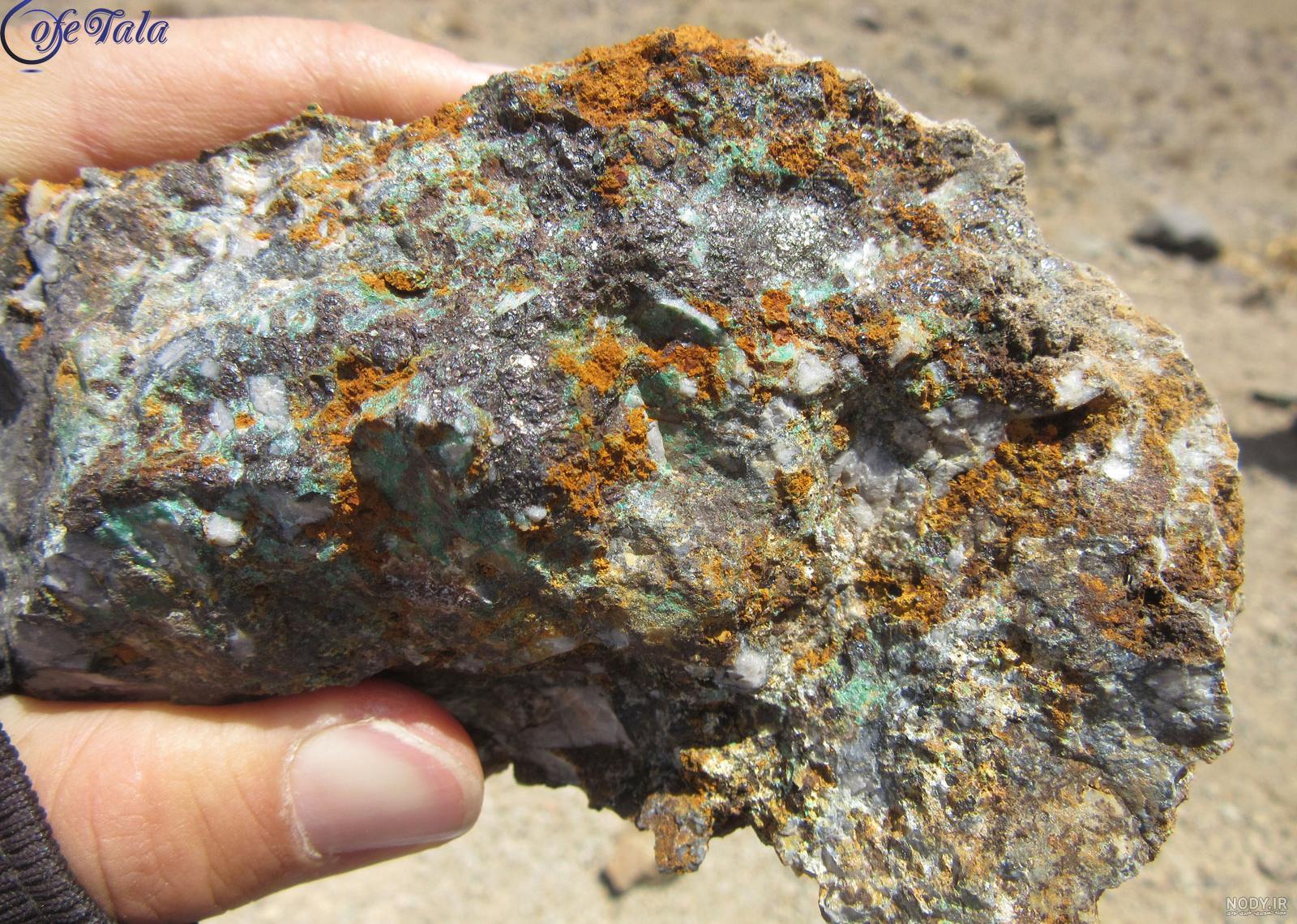 سنگ طلا در رودخانه