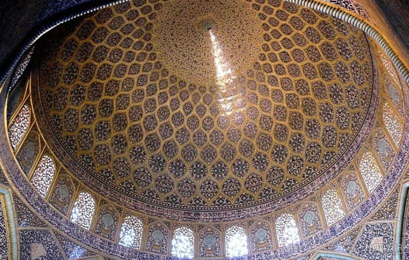نور در مسجد شیخ لطف الله