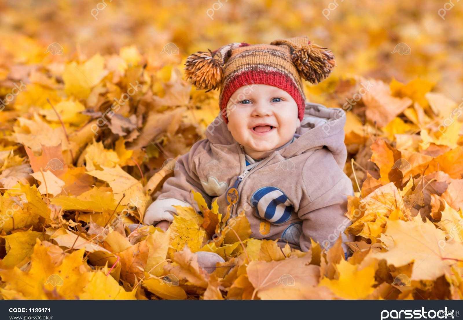 ژست عکس پاییزی نوزاد ژست عکس پاییزی نوزاد