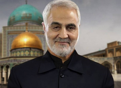 قاب عکس سردار سلیمانی در حرم امام رضا قاب عکس سردار سلیمانی در حرم امام رضا