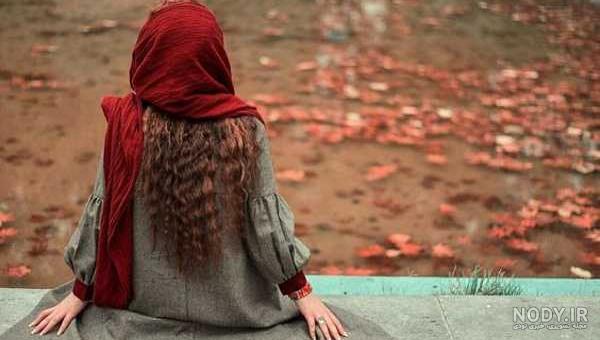 ژست عکس پاییزی در جنگل