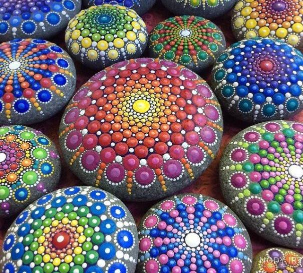 ساحل با سنگ های رنگی