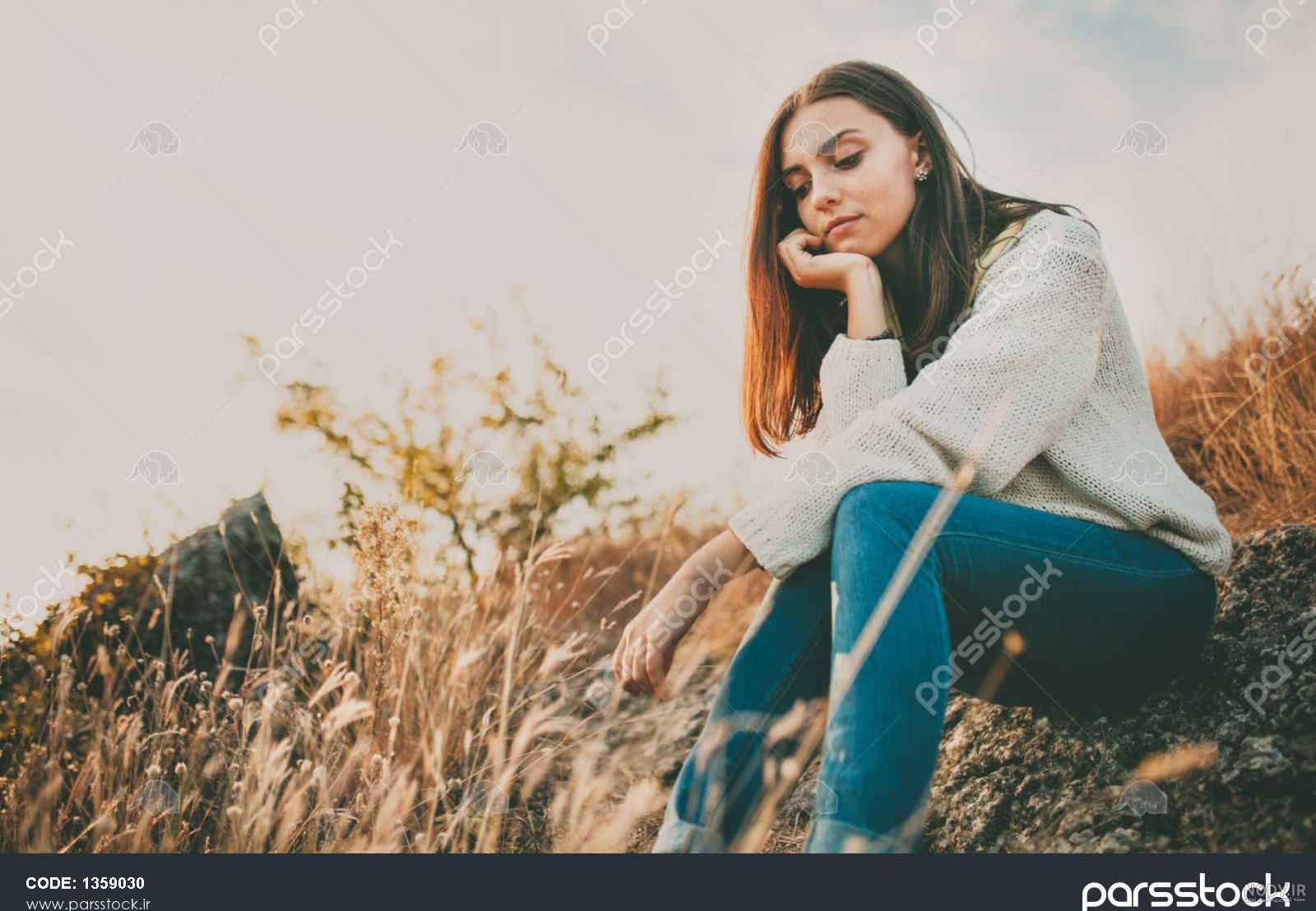 عکس دختر غمگین سیاه سفید عکس دختر غمگین سیاه سفید
