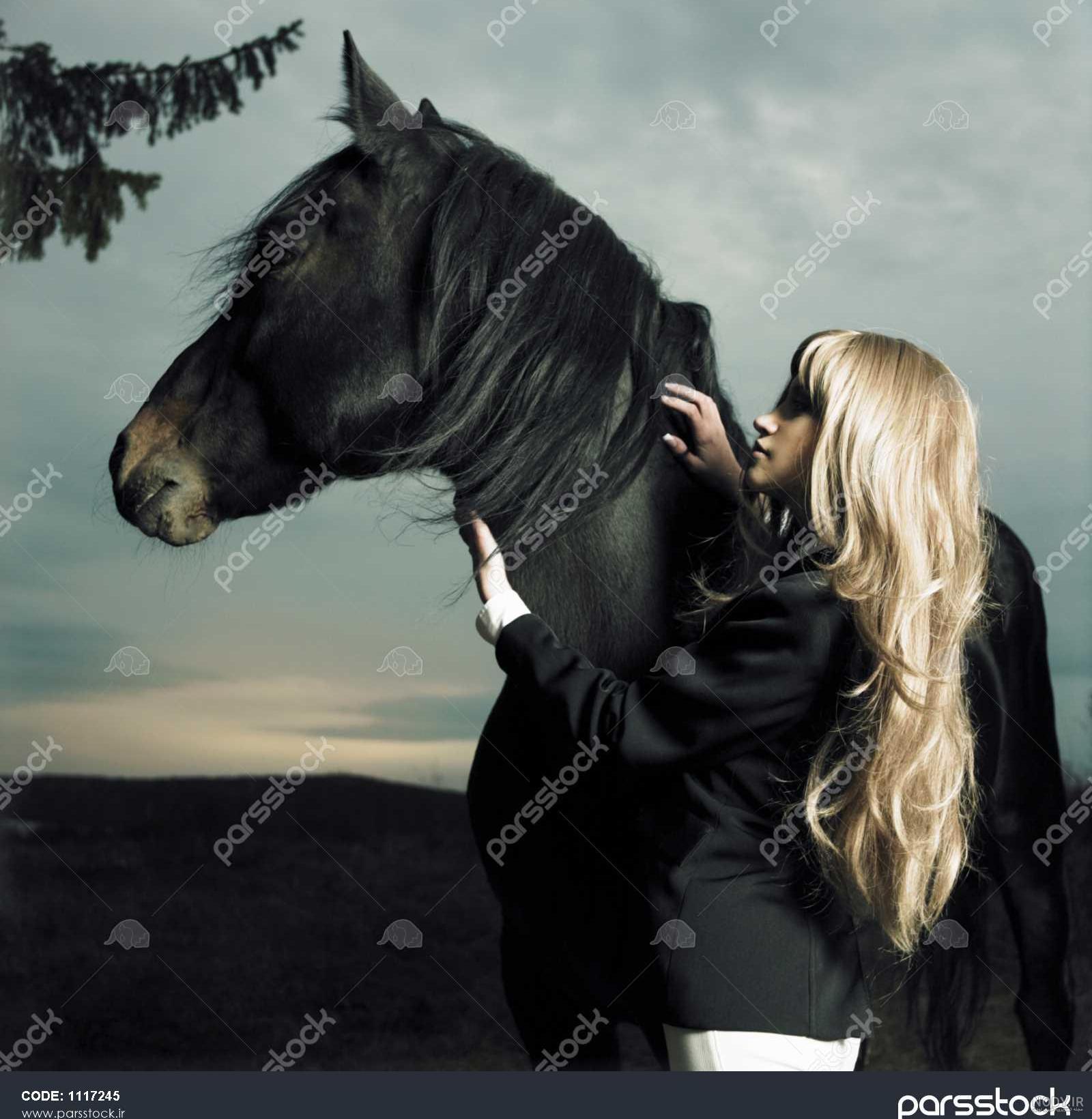 عکس پروفایل دخترونه با اسب سفید