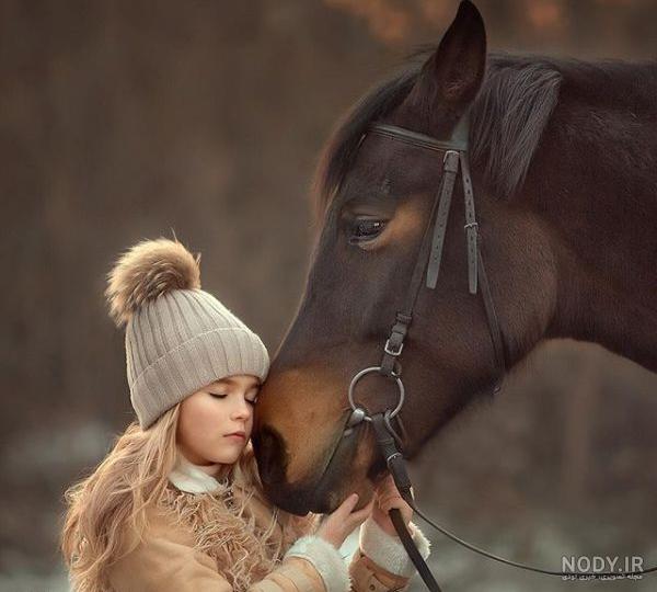 پروفایل اسب سفید با دختر
