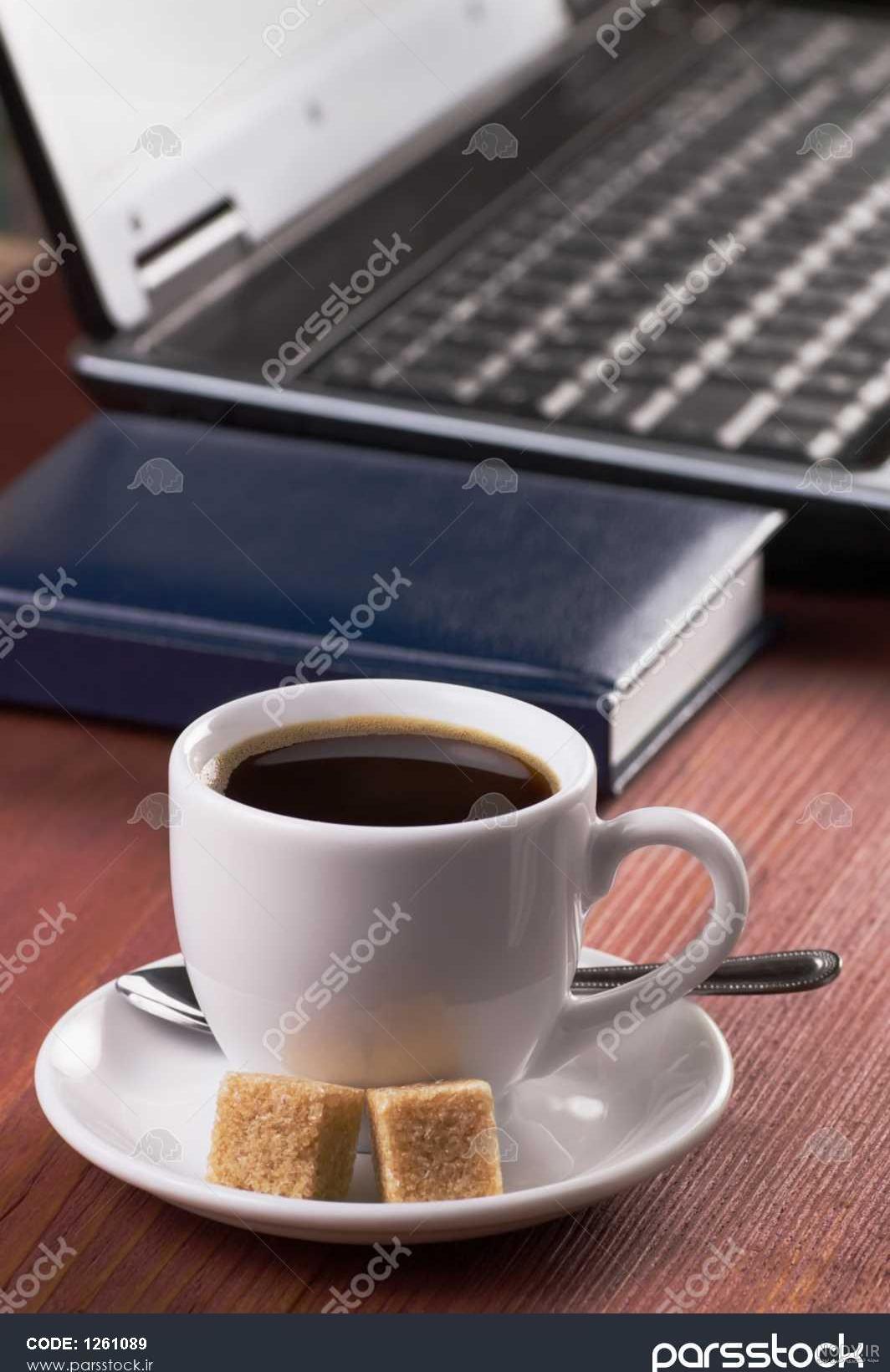 عکس لپ تاپ با قهوه