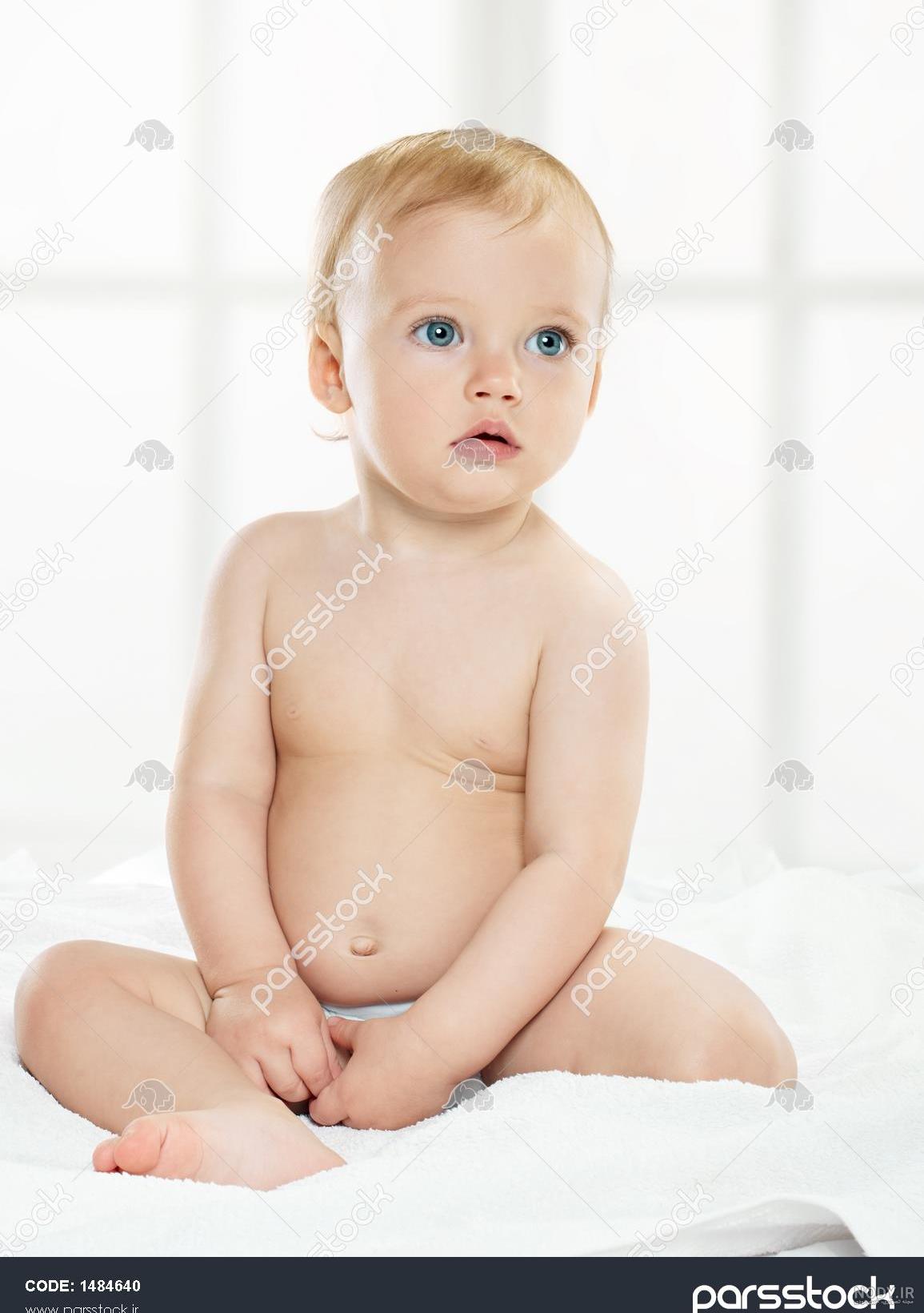 عکس نشسته بچه