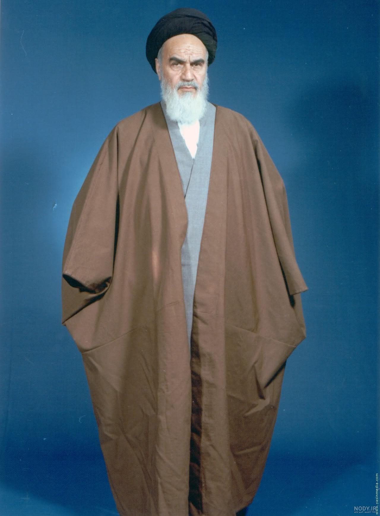 عکس ایستاده امام خمینی