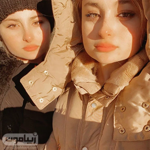 عکس سارا و نیکا در استخر عکس سارا و نیکا در استخر