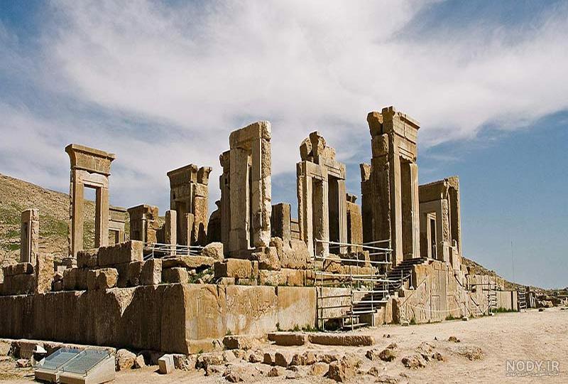 پاسارگاد در چند کیلومتری شیراز قرار دارد