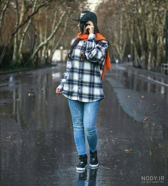 عکس دختر ایستاده طبیعی