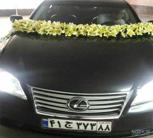 چسباندن گل روی ماشین عروس چسباندن گل روی ماشین عروس