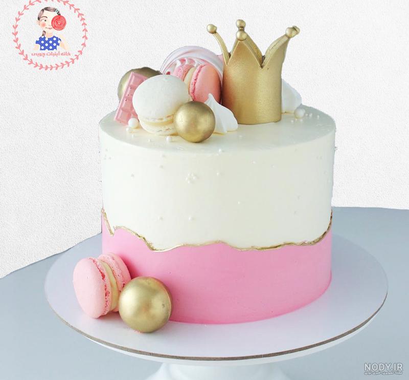کیک تولد تاج سفید طلایی