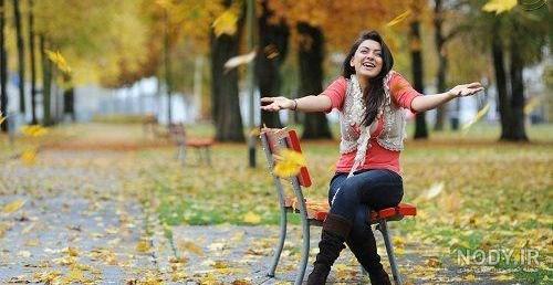 عکس دختر نشسته در طبیعت