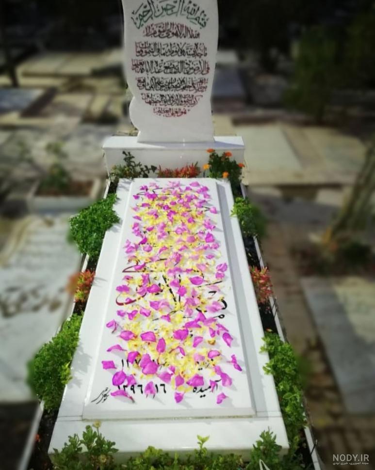 تزیین سنگ قبر با شمع تزیین سنگ قبر با شمع
