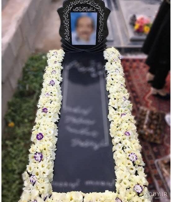 تزیین سنگ قبر با گل رز تزیین سنگ قبر با گل رز