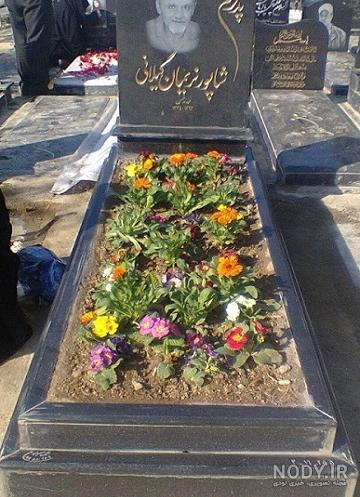 تزیین سنگ قبر با گل طبیعی تزیین سنگ قبر با گل طبیعی