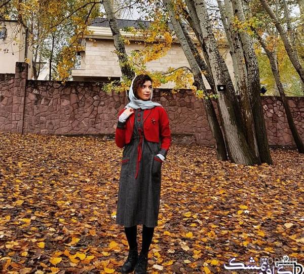 عکس برگ پاییزی روی آب عکس برگ پاییزی روی آب