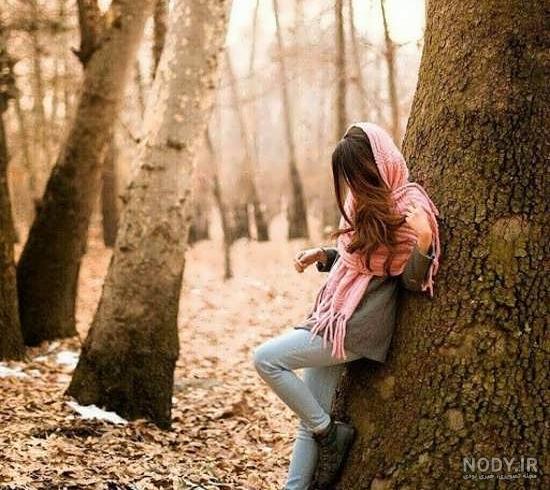 عکس دختر در جاده پاییزی عکس دختر در جاده پاییزی