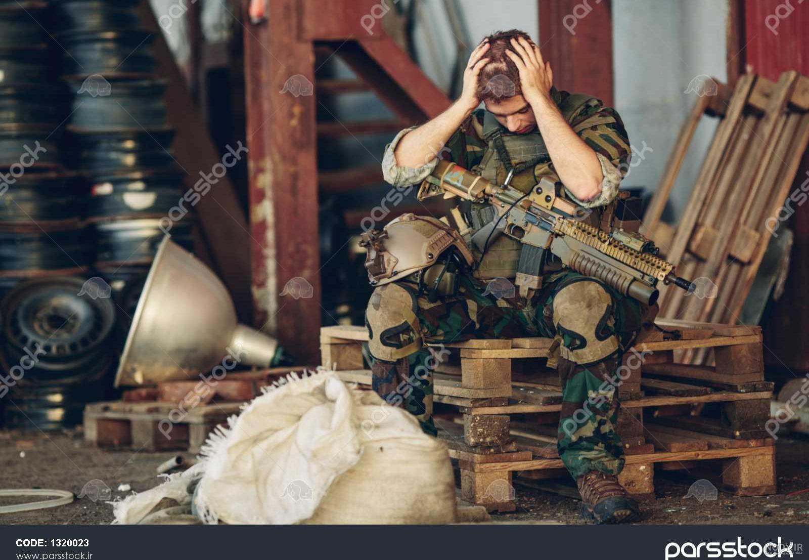 عکس سرباز نشسته