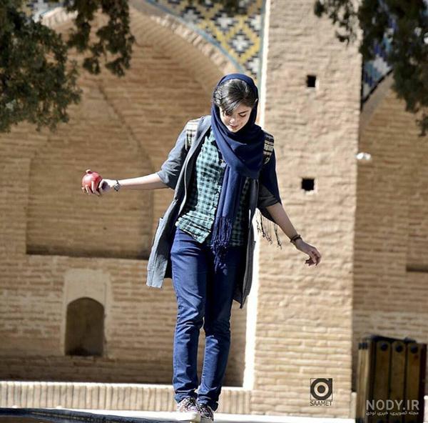 ژست عکاسی دخترانه در پارک