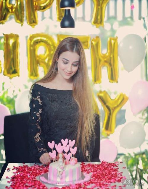 ژست عکس تولد دخترانه در آتلیه
