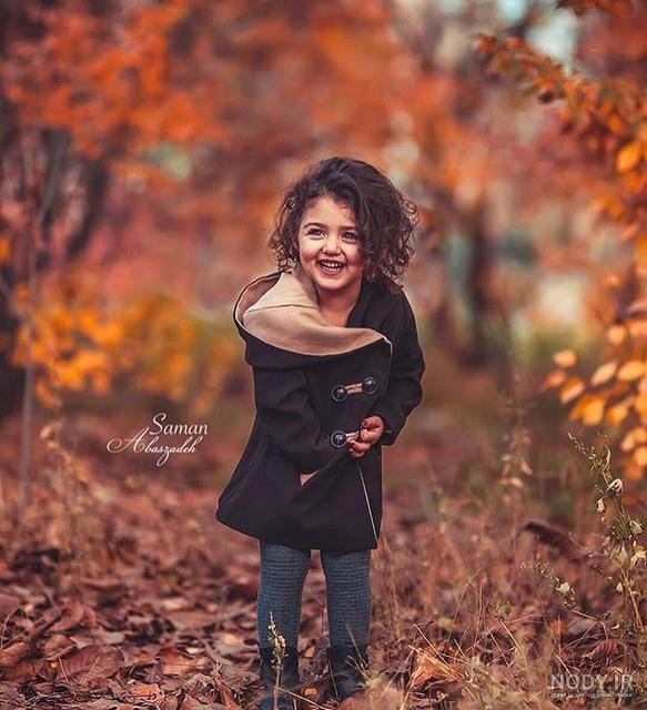 ژست عکس دختر بچه در منزل