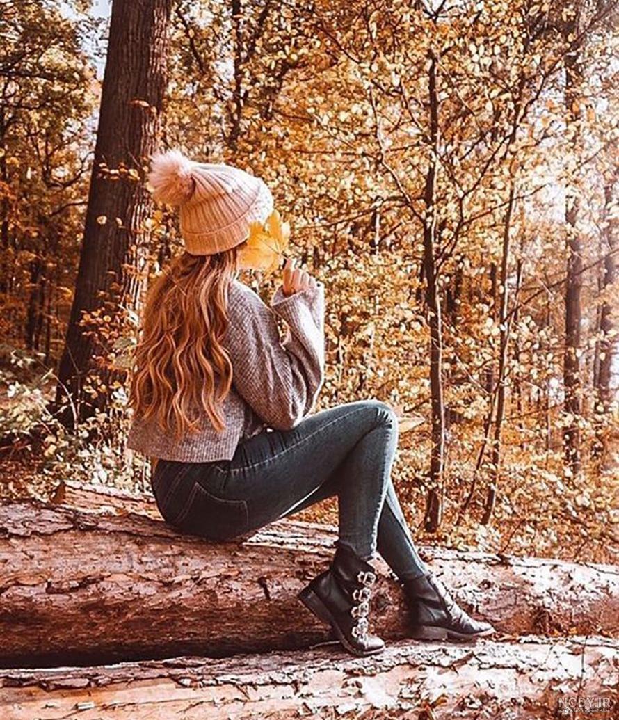 والپیپر زن تنها و غمگین در جنگل