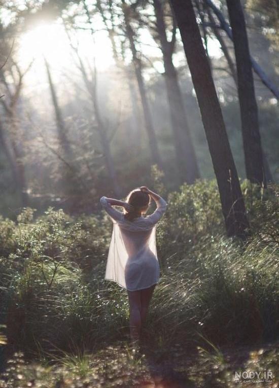 عکس دختر در طبیعت از پشت برای پروفایل